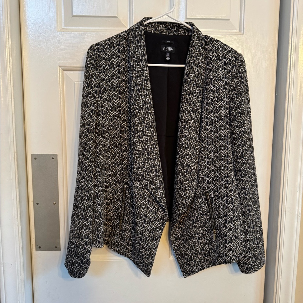Jones New York Women's Black and White Patterned Blazer. Gently used.